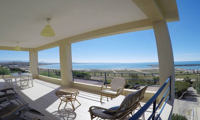 Porto Palo Apartment | A few steps from the beach of Porto Palo, apartment in a villa with sea view