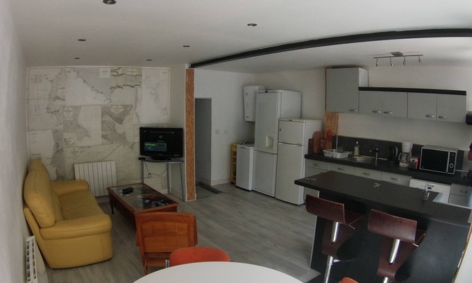 Anatole France Danton House | A floor for each one. Home; 3 rooms, 3 bathrooms, 4WC. Down town. Patio