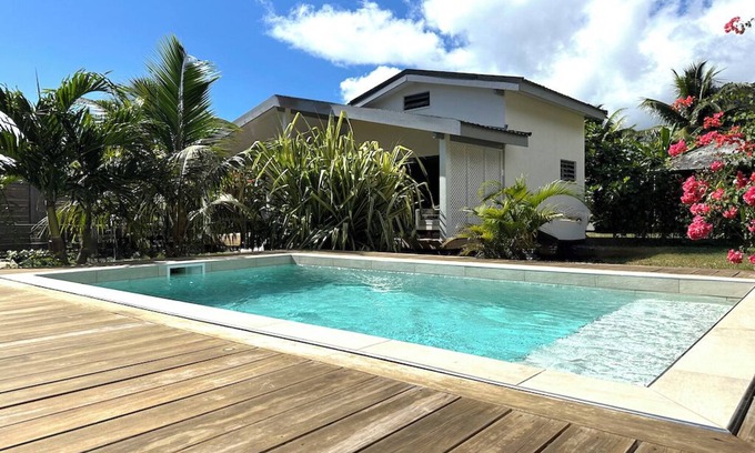 Tiahura House | A fully equipped modern bungalow in Moorea with a shared pool close to the sea