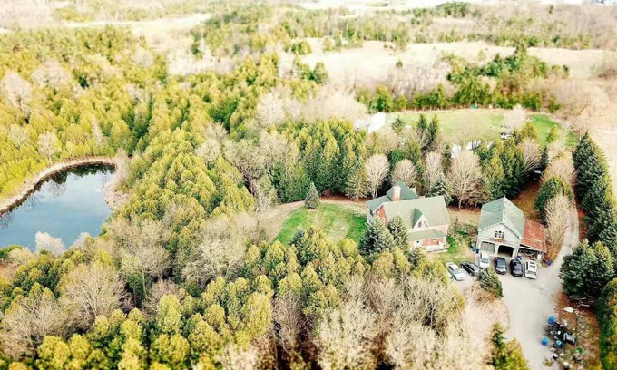 York Regional Municipality House | A Gorgeous Victorian Country Style Farm Stay!