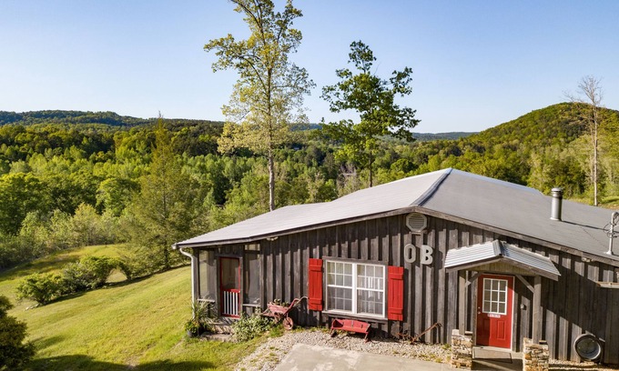 Toccoa House | A hidden pet friendly Industrial Farmhouse Cottage with a surprising view
