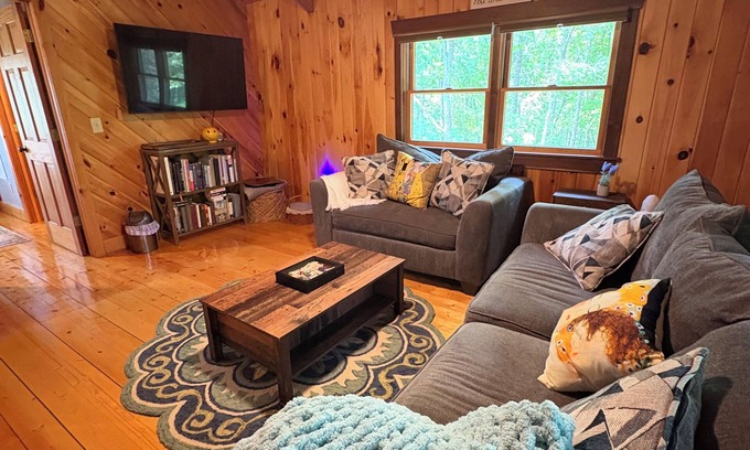 Galax Cabin | A Hopeful Mountain - 10 mins from Galax & the Blue Ridge Parkway!