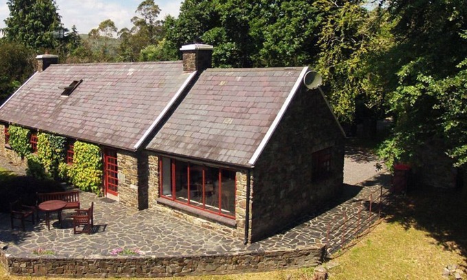Glengarriff Cabin | A house that sleeps 6 guests in 3 bedrooms