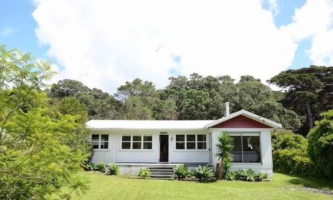 Whangateau House | A Kiwi Classic - beautiful bach in Whangateau