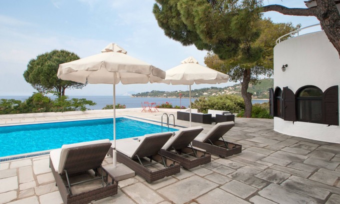 Kanapitsa Villa | A large luxury villa, with guest house, pool and private beach