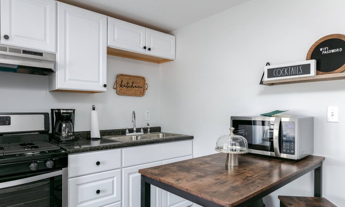 Elkland Apartment | A Little Piece of Main Street 1 - Stylish Getaway