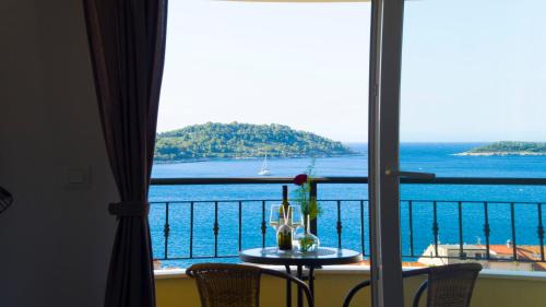 Vis House | A lovely and cozy room with a breathtaking view
