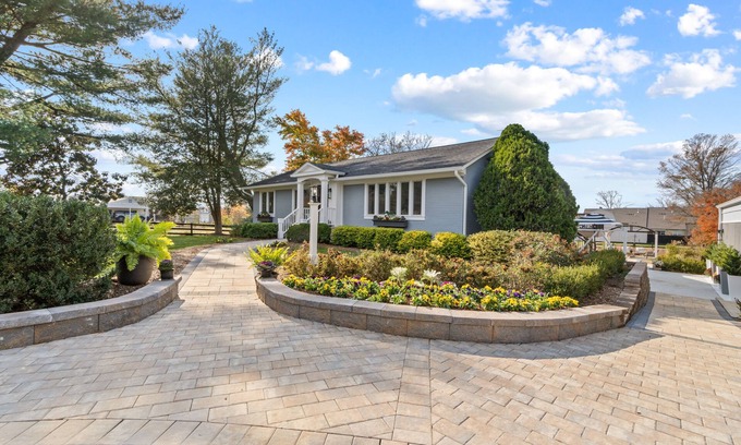 Ashburn House | A Luxurious Home for Rest and Work.