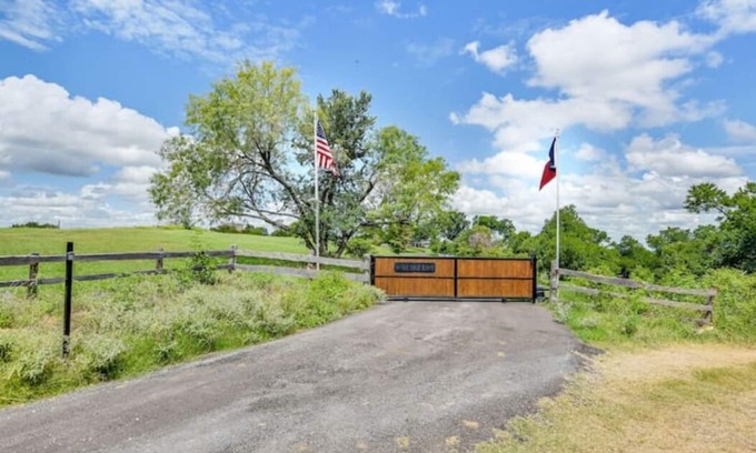 Cedar Creek House | A Luxury Hilly Riverside Resort