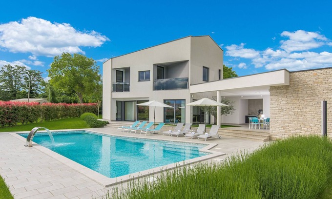Kringa Cottage | A modern luxury villa with a crystal-clear swimming pool and cultivated garden