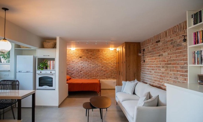 Haifa Apartment | A moment of silence