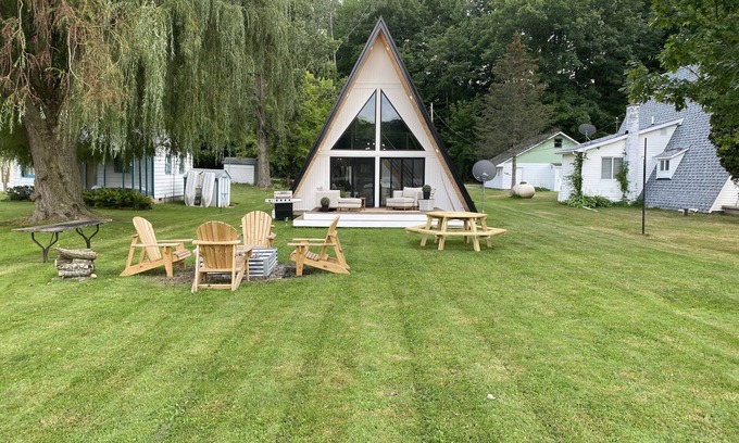 Six Lakes Ski Chalet | A MontCalm Experience