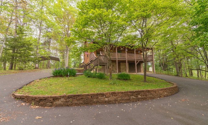 Gatlinburg - Pigeon Forge House | A Mountain Hyde-A-Way - Firepit | New Hot Tub| Wears Valley| Easy Access