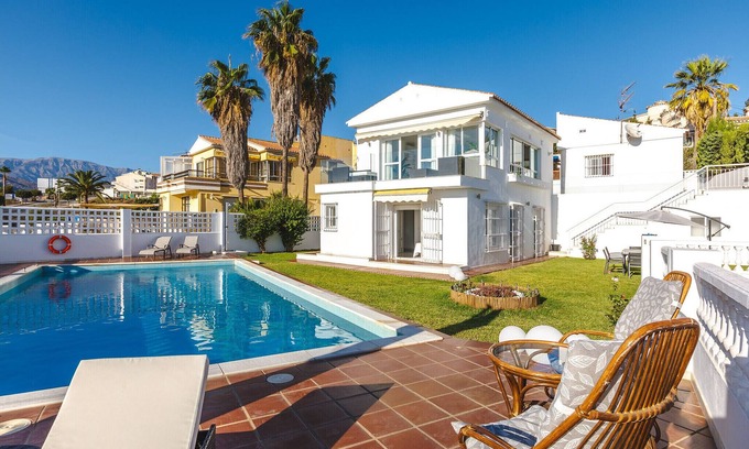 Caleta de Velez Ski Chalet | A&N Rivera Casa Blanca