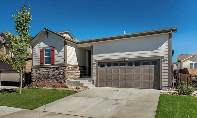 Commerce City House | A nice cozy modern, stylish and spacious house in Denver