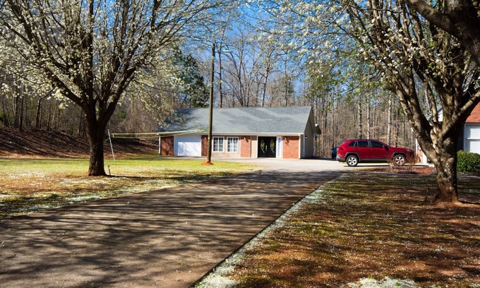 Oxford House | A Peaceful Hidden Treasure in Oxford, GA Entire 2 bedroom Guesthouse