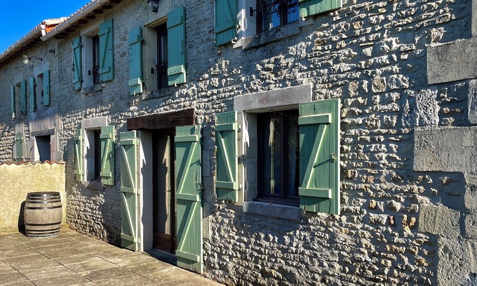 Bercloux House | A peaceful retreat in traditional Charentais house with pool close to Saintes