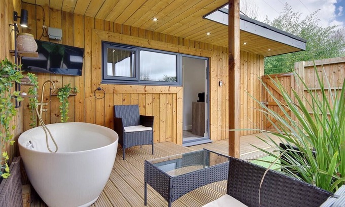 Matchams Apartment | A Petite Luxury Lodge with Outside Bath
