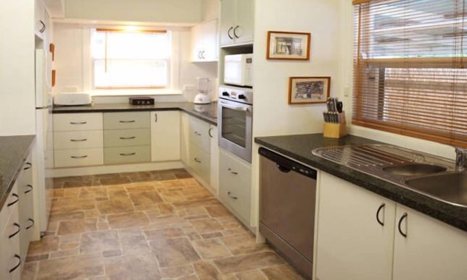 Newington House | A Place To Stay - 10 Smith St