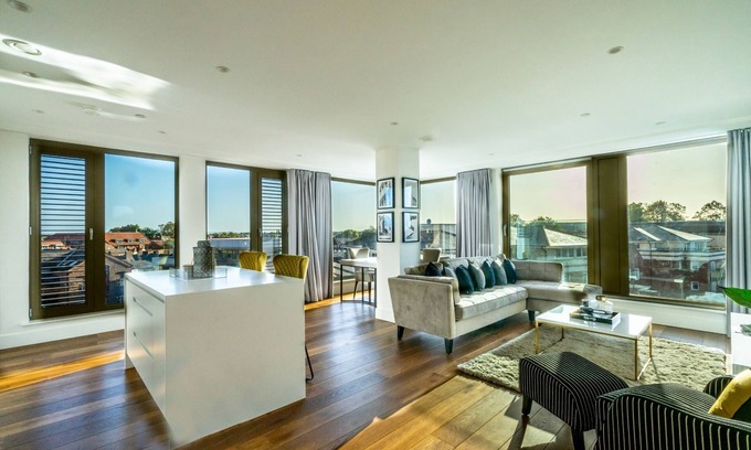 York Apartment | A premium stay that sleeps 4 guests in 2 bedrooms