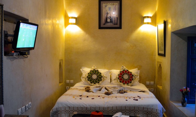Mouassine House | A private Double Room in a Beautiful, Quiet Riad with plunge pool, wifi terrace