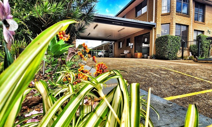 Newtown Hotel | A Raceview Motor Inn