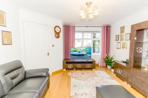 Thamesmead House | A Riverside Paradise in The City w Garden and Free Parking - A 2 Bed Home in London Sleeps 4!