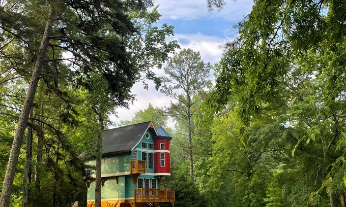 Snellville Ski Chalet | A Romantic Getaway - The Dutch House and Spa