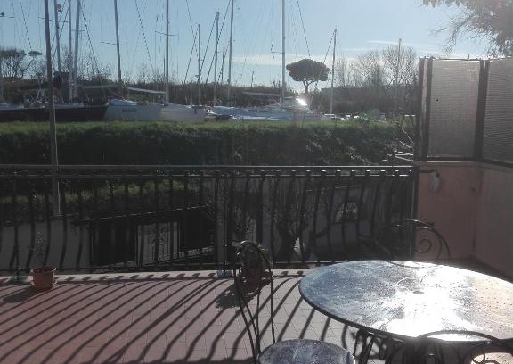 Fiumicino Apartment | A Santy's House 1piano-no lift-raggiungibile a piedi aeroporto-fermata bus fiera di roma a 3 minuti-air condiz ed extra bed FOR A FEE A PAGAMENTO