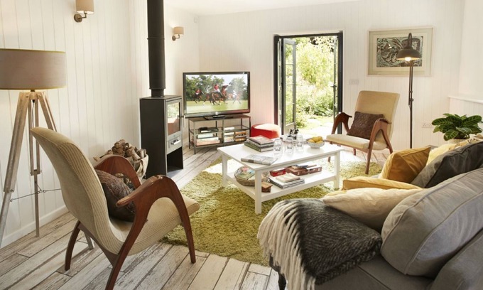 Eckington House | A sensitively converted former cheese press, located in the popular village of Eckington