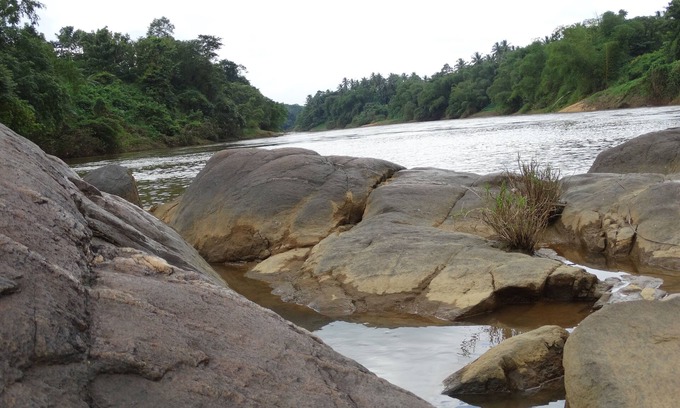 Kosgama House | A serene peaceful environment bordering A River.