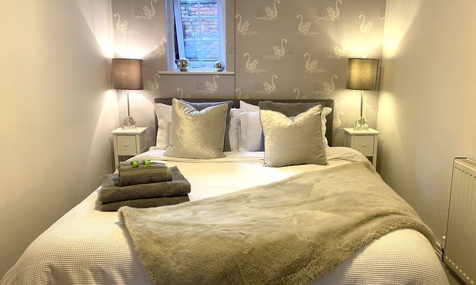 Chester Apartment | A short walk to the City, with free parking: this place oozes class!