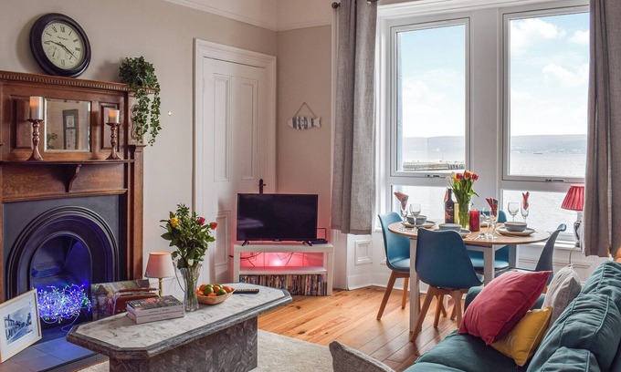 Helensburgh Cottage | A spacious apartment with stunning views over Gare Loch.