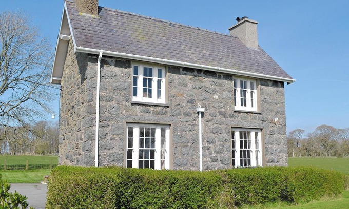 Llanystumdwy Cottage | A spacious detached property with an open fire and enclosed garden.