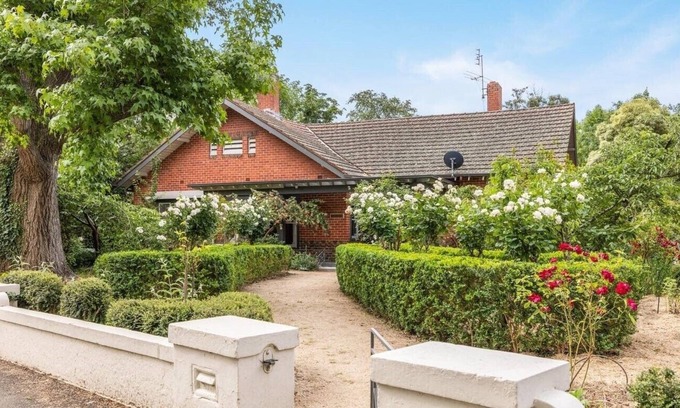 Lake Wendouree House | A spacious retreat for you, the kids and the pets!