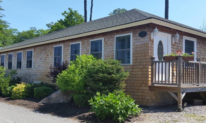 Edgecomb Cottage | A Spacious Vacation Cottage in Sheepscot Harbour