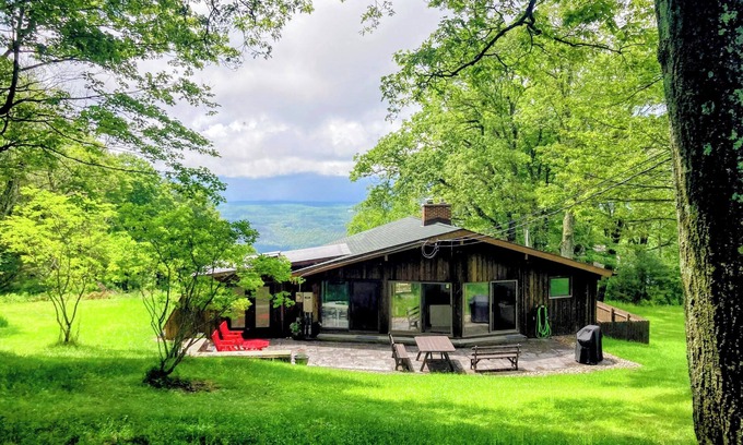 Cragsmoor House | A spectacular Shawangunk vista in a beautifully renovated chalet on a lush lawn.