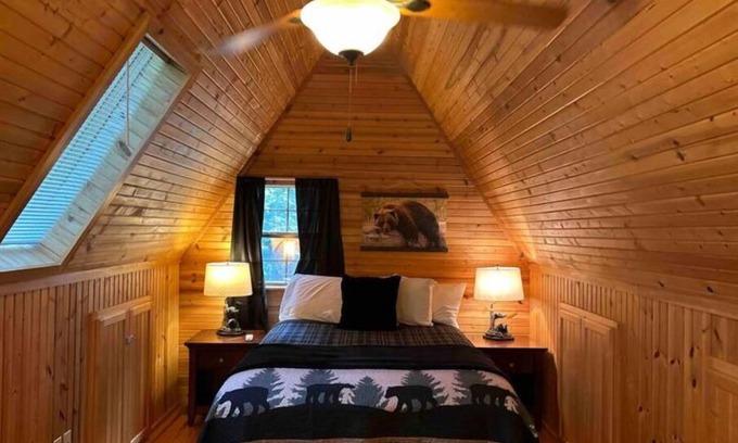 Harrison Cabin | A Still Point Cabin and HOT TUB!