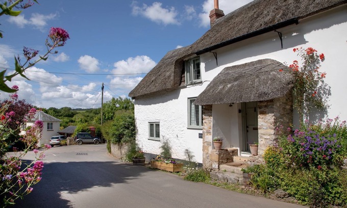 Honiton Cottage | A stunning, one bedroomed, beamed thatched cottage in the village of Stockland.