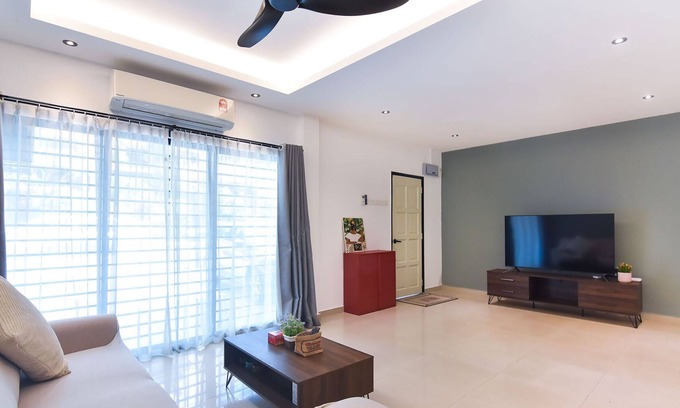 Kuala Lumpur House | A Stylish 3BR Home Near MRT, Sunway Medical Centre