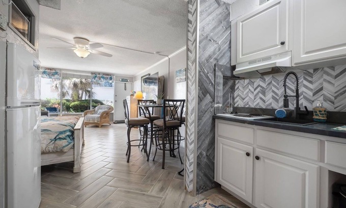 Daytona Beach Apartment | A stylish, well appointed, absolutely clean studio directly on the beach.