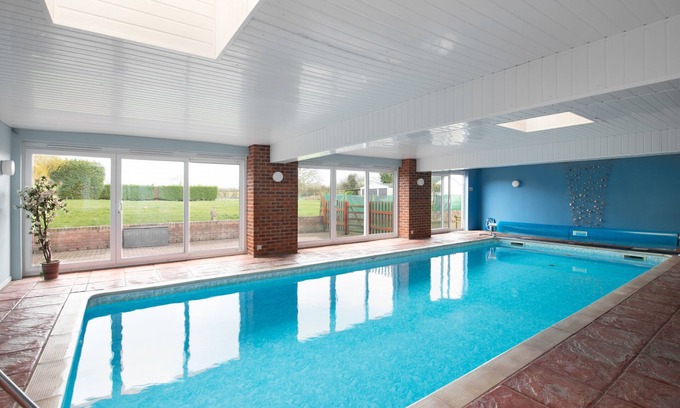 Saintbury Cabin | A superb Lodge with own private heated Indoor Swimming Pool close to Stratford