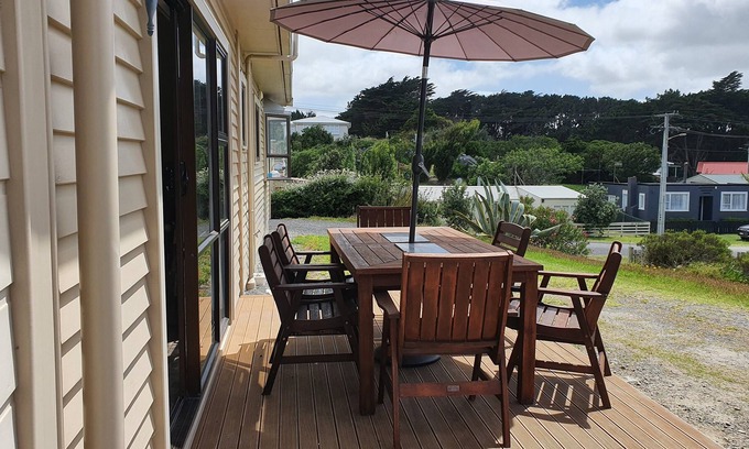Foxton Beach House | A tidy treasure close to the beach! Enough space for the whole family.