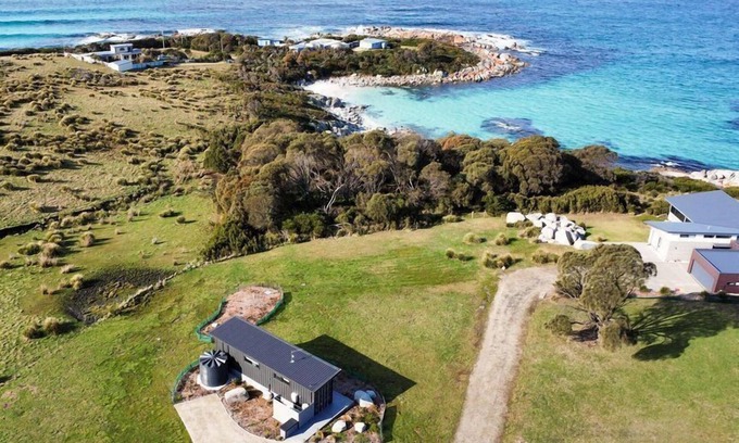 The Gardens House | A tiny retreat located on the stunning Bay of Fires coastline