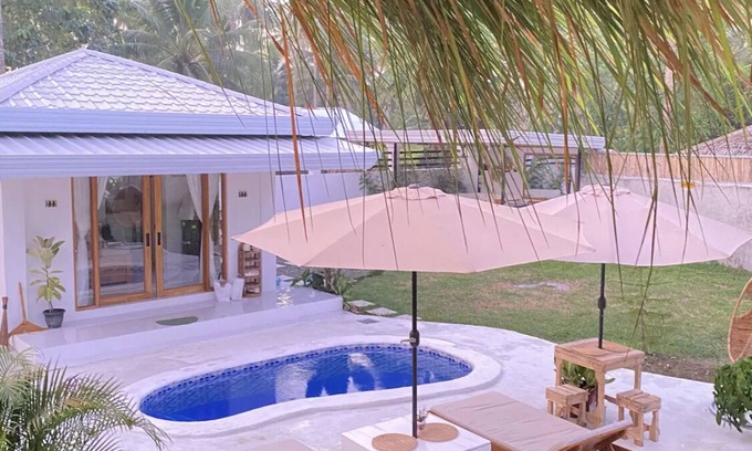 Carmen Villa | A Tropical Hideaway. 15mins drive from the city.