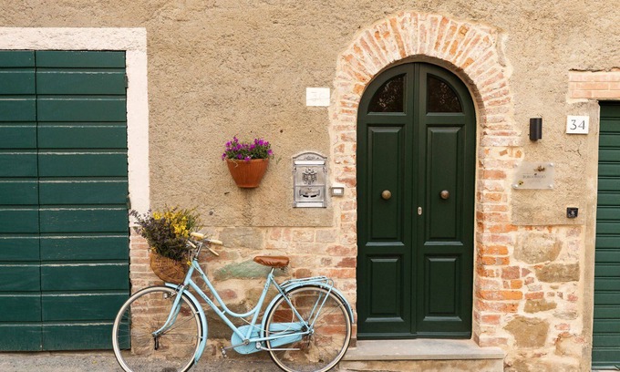 Pozzo Apartment | A typical house located in the historic village of Pozzo della Chiana, with a large furnished terrac