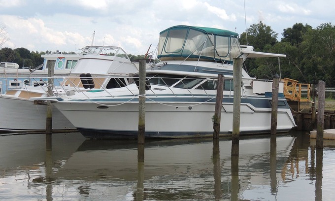 Ampthill Boat Rental | A VERY NICE 43' YACHT WITH LONG RIVER VIEWS AND ONSITE RIVERSIDE DINING