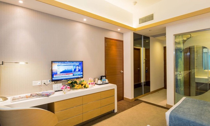 Queenstown Apartment | A view To kill - Self contained Suite room with kitchenett and bathroom