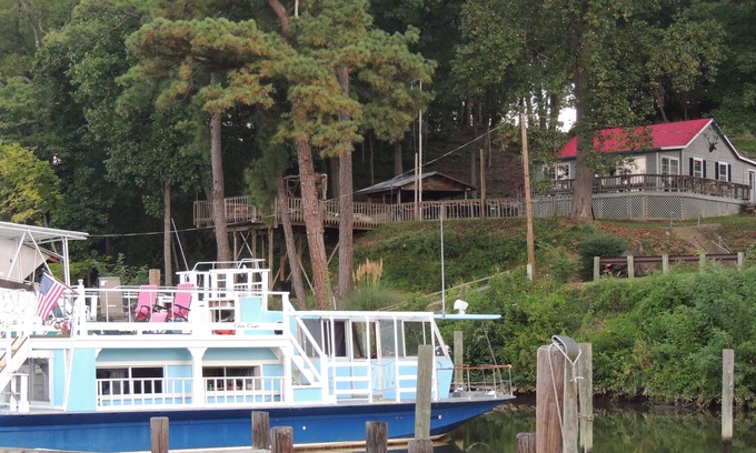 Ampthill Boat Rental | A Warm and Cozy 50' Houseboat in gated, quaint and peaceful marina near the city