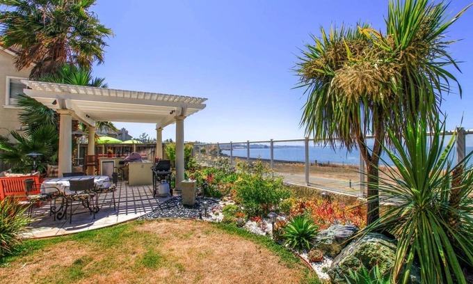 Hercules Apartment | A wonderful newly renovated apartment located in our waterfront home.